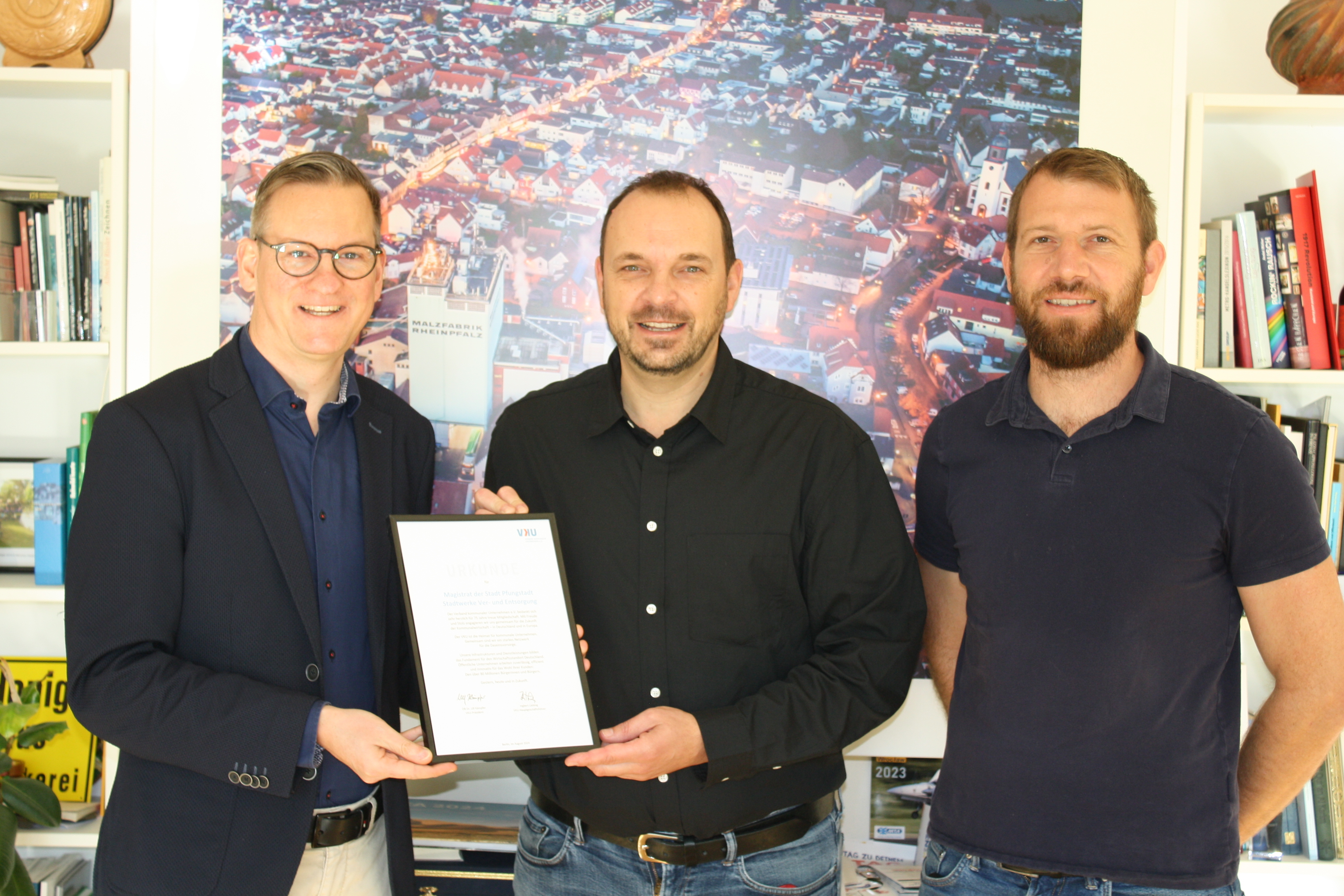 Überreichung Urkunde an Bürgermeister Koch