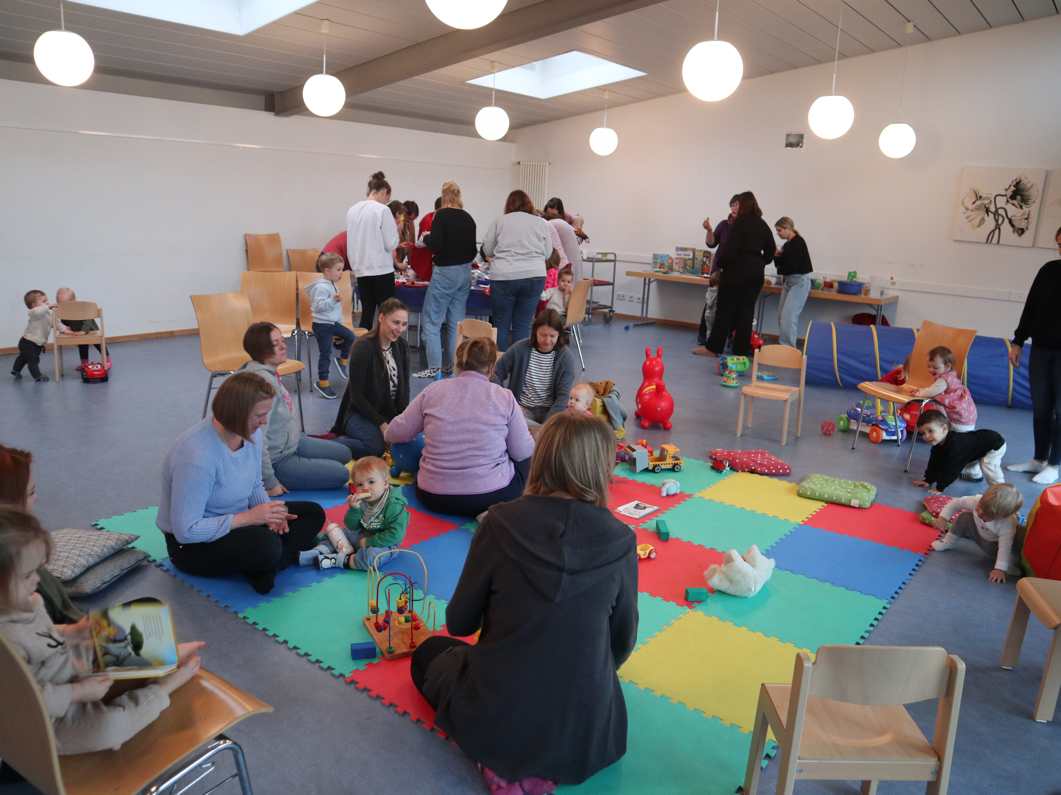 Eltern mit Kindern sitzen auf dem Boden