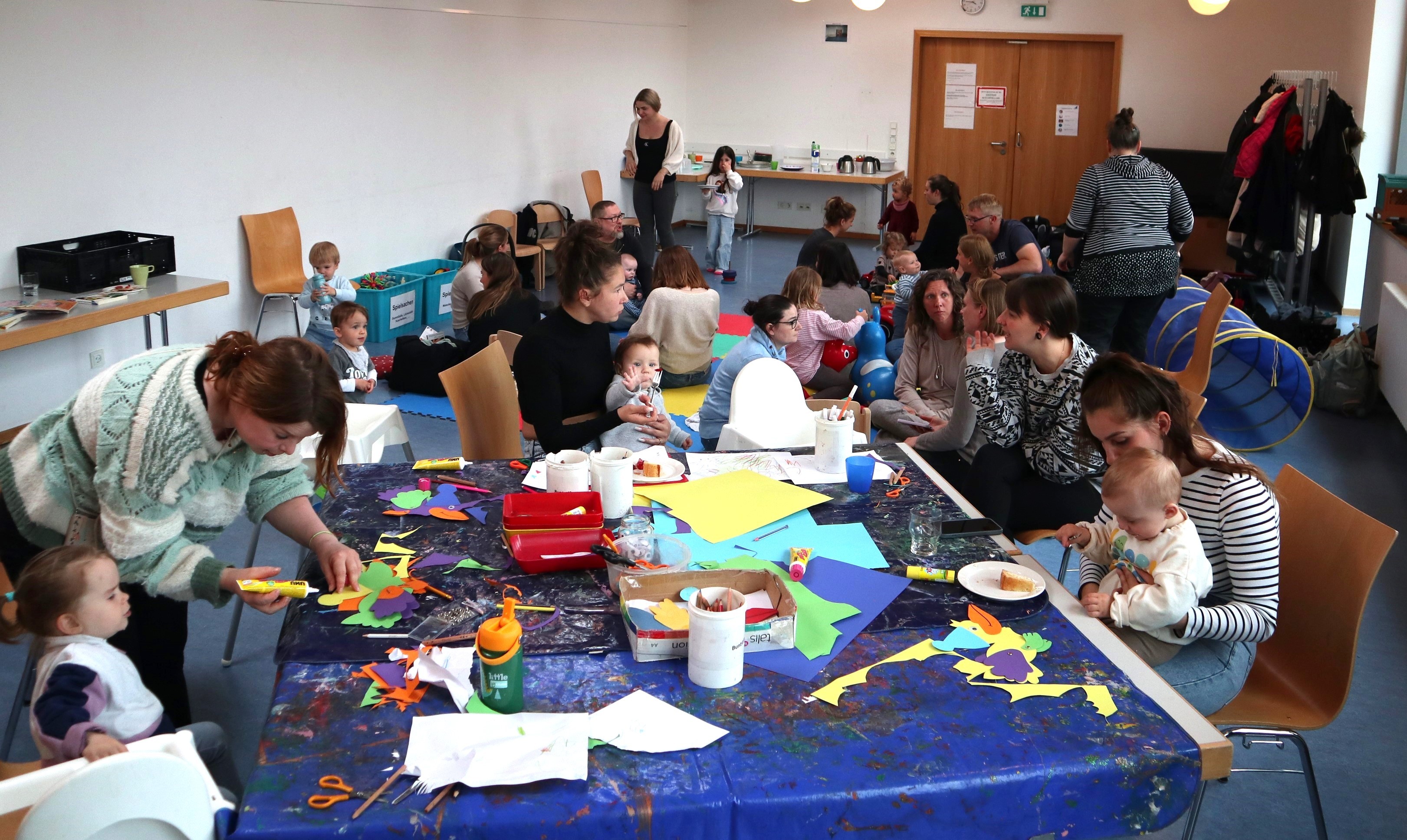 Eltern spielen mit Ihren Kindern