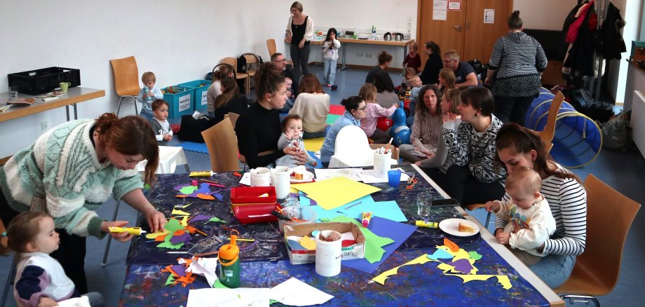 Eltern spielen mit Ihren Kindern