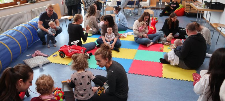 Eltern spielen mit ihren Kindern