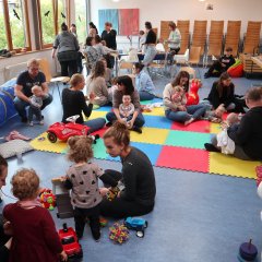 Eltern spielen mit ihren Kindern