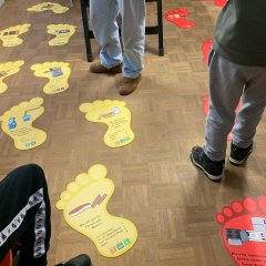 Kinder und Fußabdrücke aus Papier 