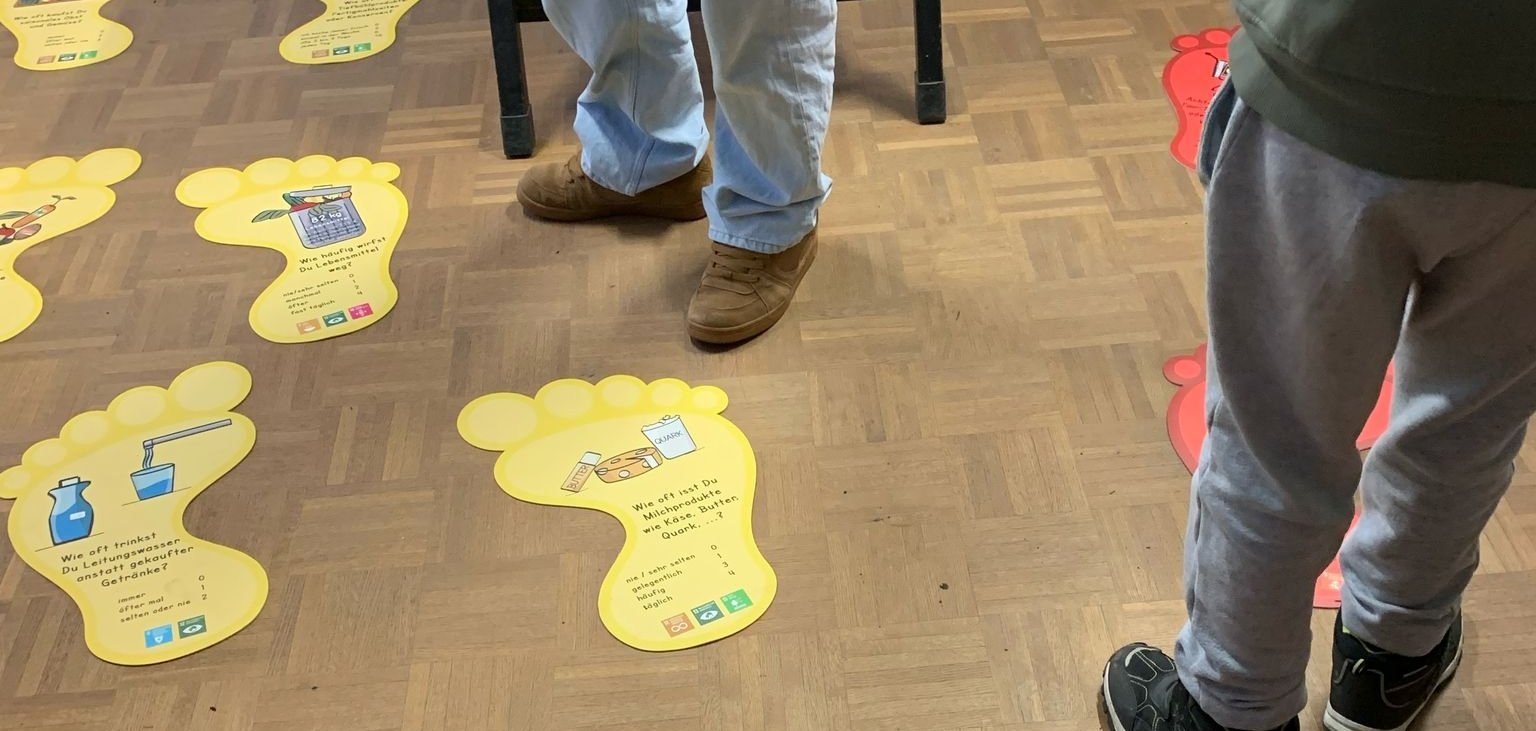 Kinder und Fußabdrücke aus Papier 