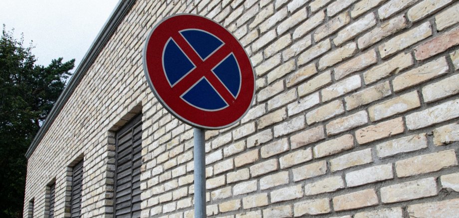 Ziegelmauer Mit Parkverbotsschild An Der Straßenecke