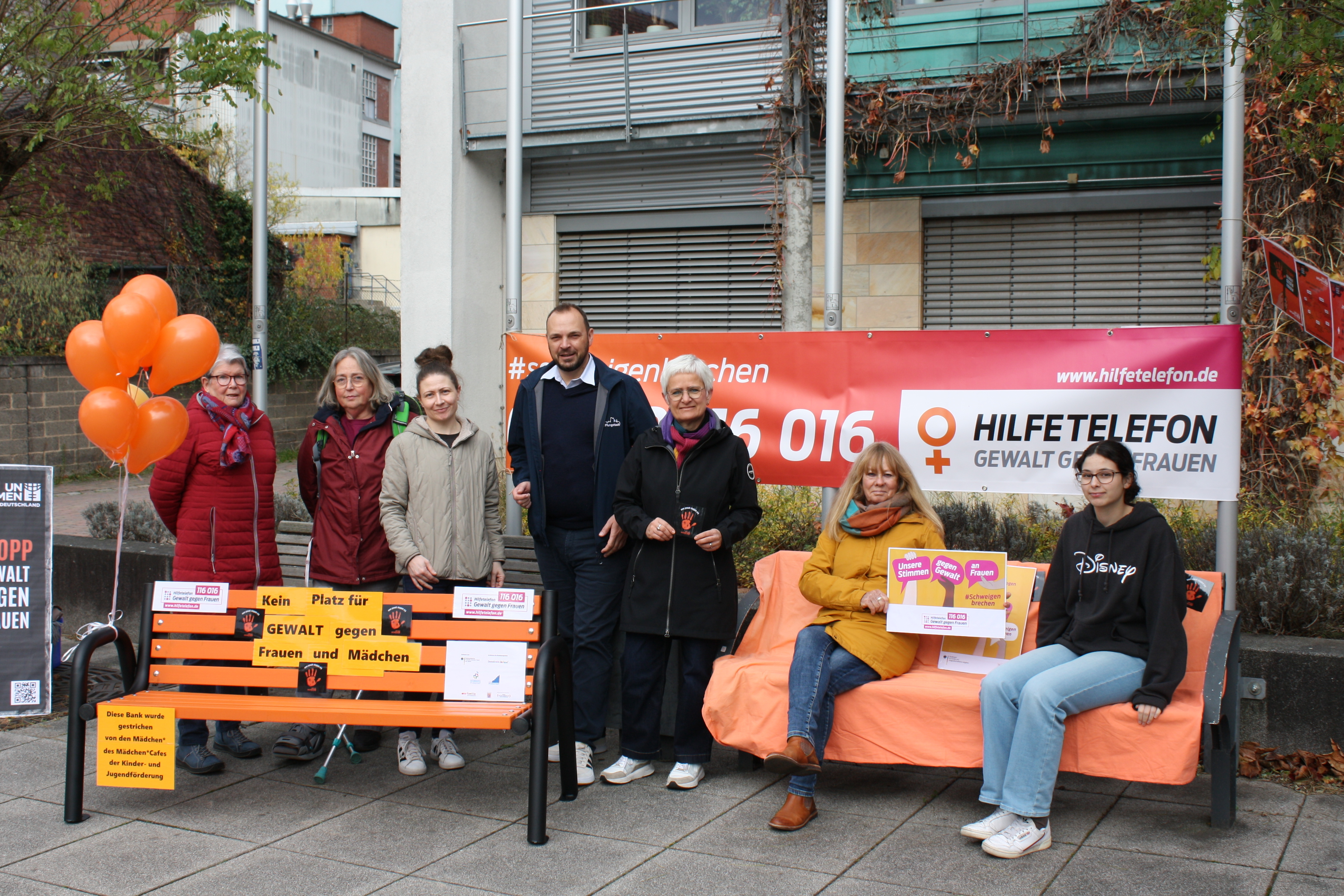 Gruppenfoto der Aktion vor dem Rathaus mit Bürgermeister Patrick Koch