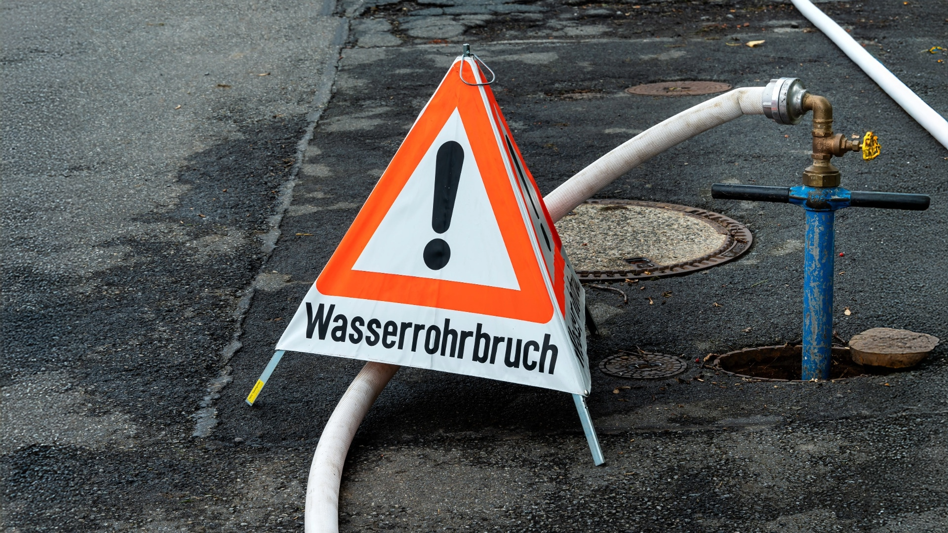 Wasser auf dem Spielplatz in Hahn aktuell abgestellt Warnschild: Wasserrohrbruch