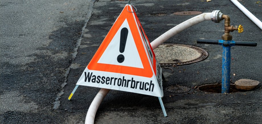 Warnschild: Wasserrohrbruch