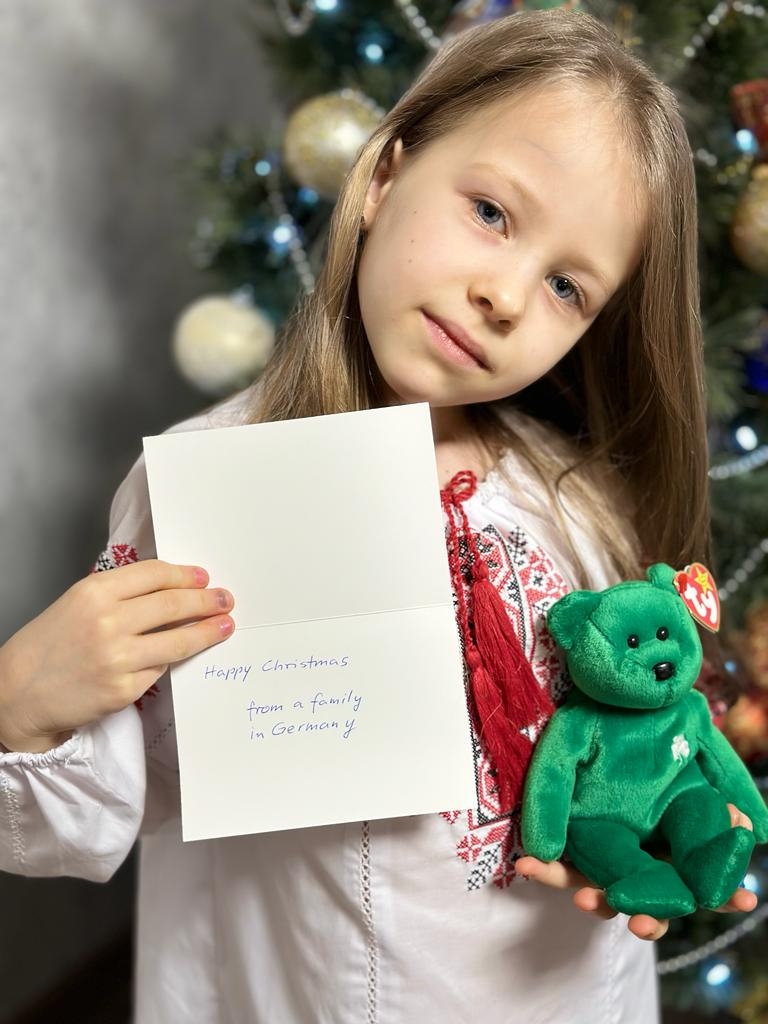 Kind mit Geschenk und Karte