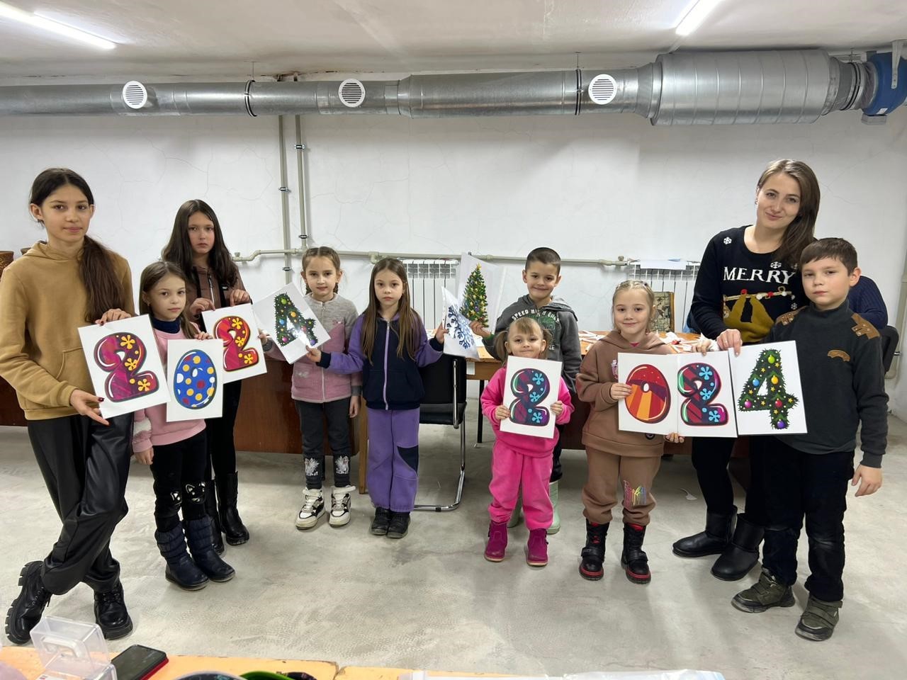 Kinder mit Neujahrsgrüßen