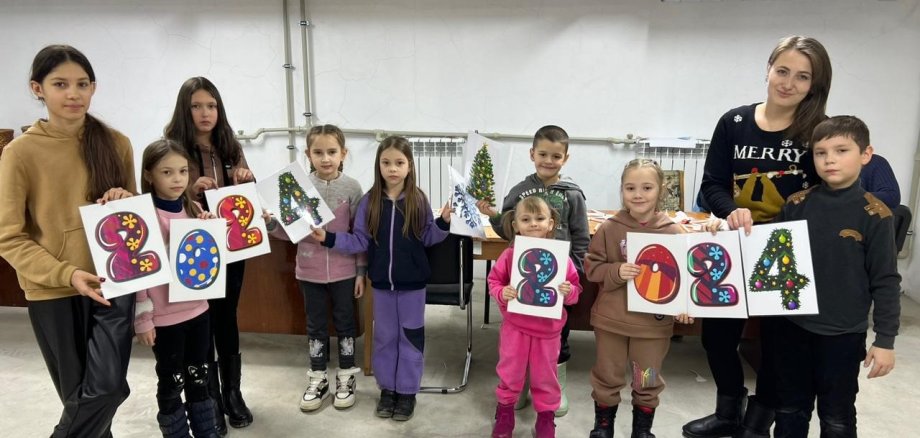 Kinder mit Neujahrsgrüßen