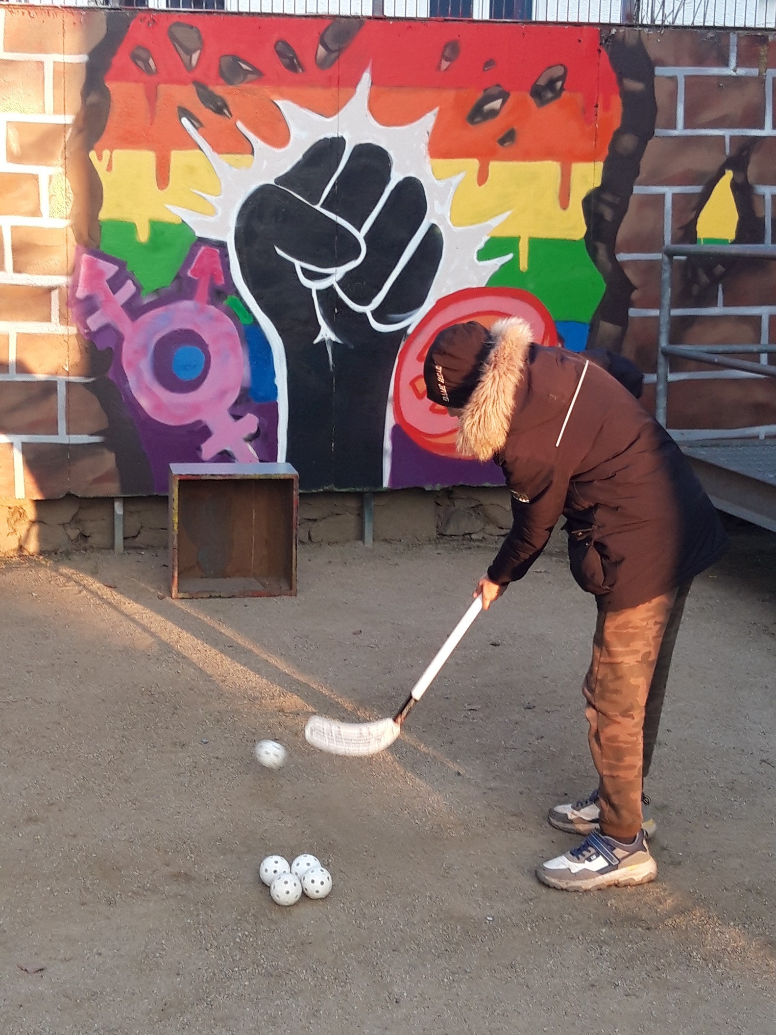 Junge mit Hockeyschläger