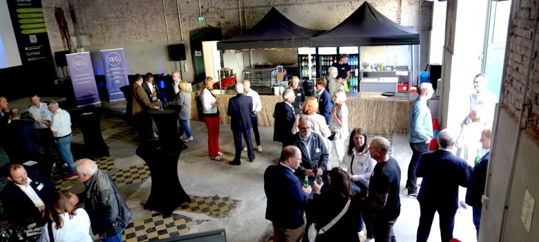 Wirtschafts(P)funke 2024: Erfolgreicher Wirtschaftsempfang in Pfungstadt am 13. Juni 2024 Menschen bei einer Veranstaltung in einer Halle