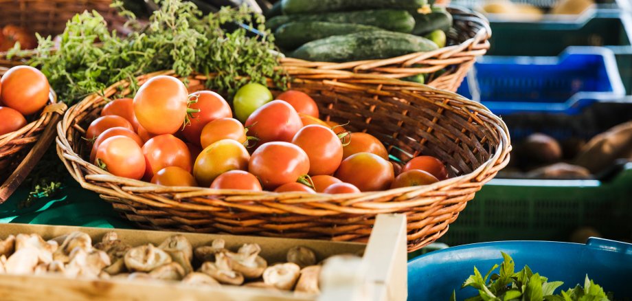 Marktstand mit verschiedenen Gemüsesorten