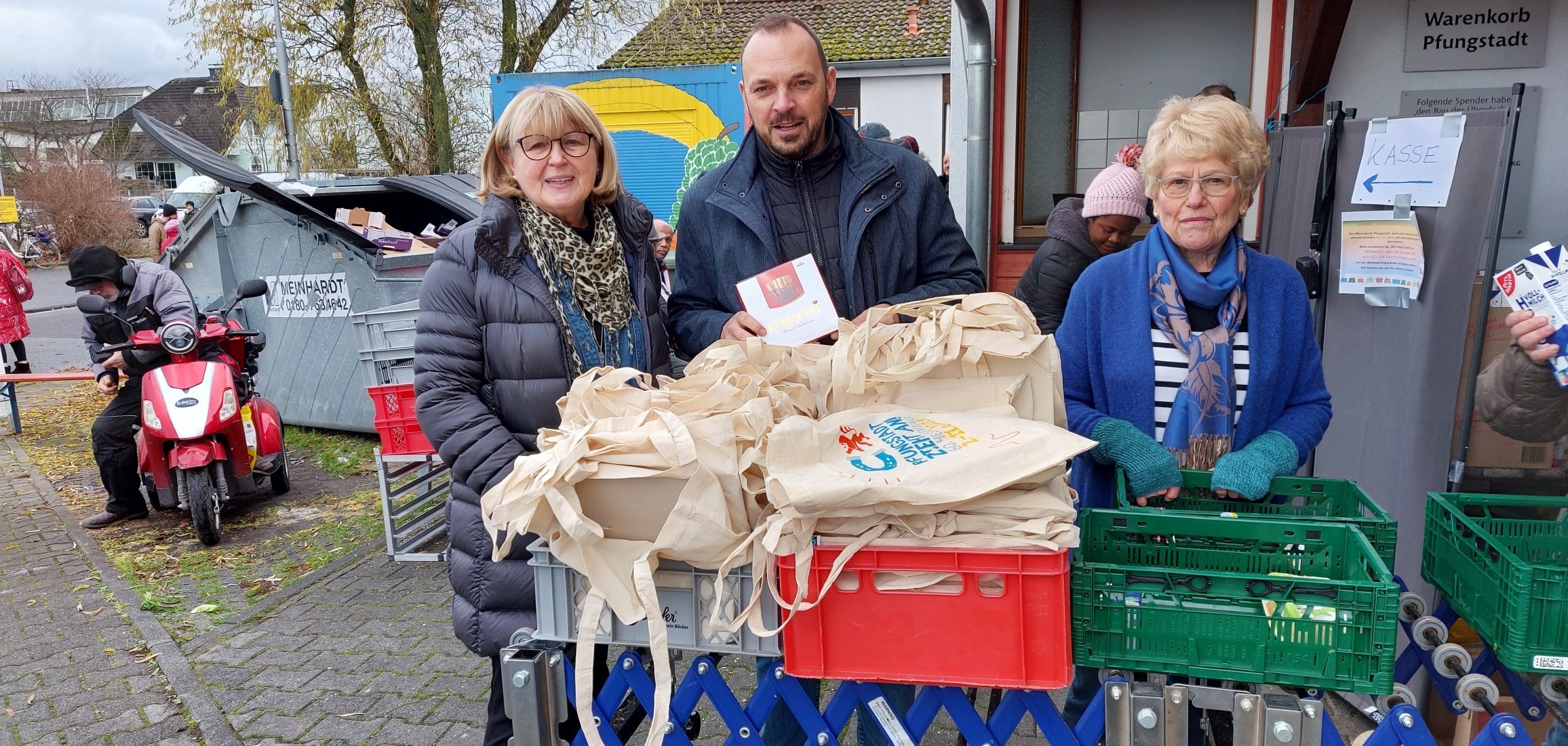Präsentübergabe im Warenkorb