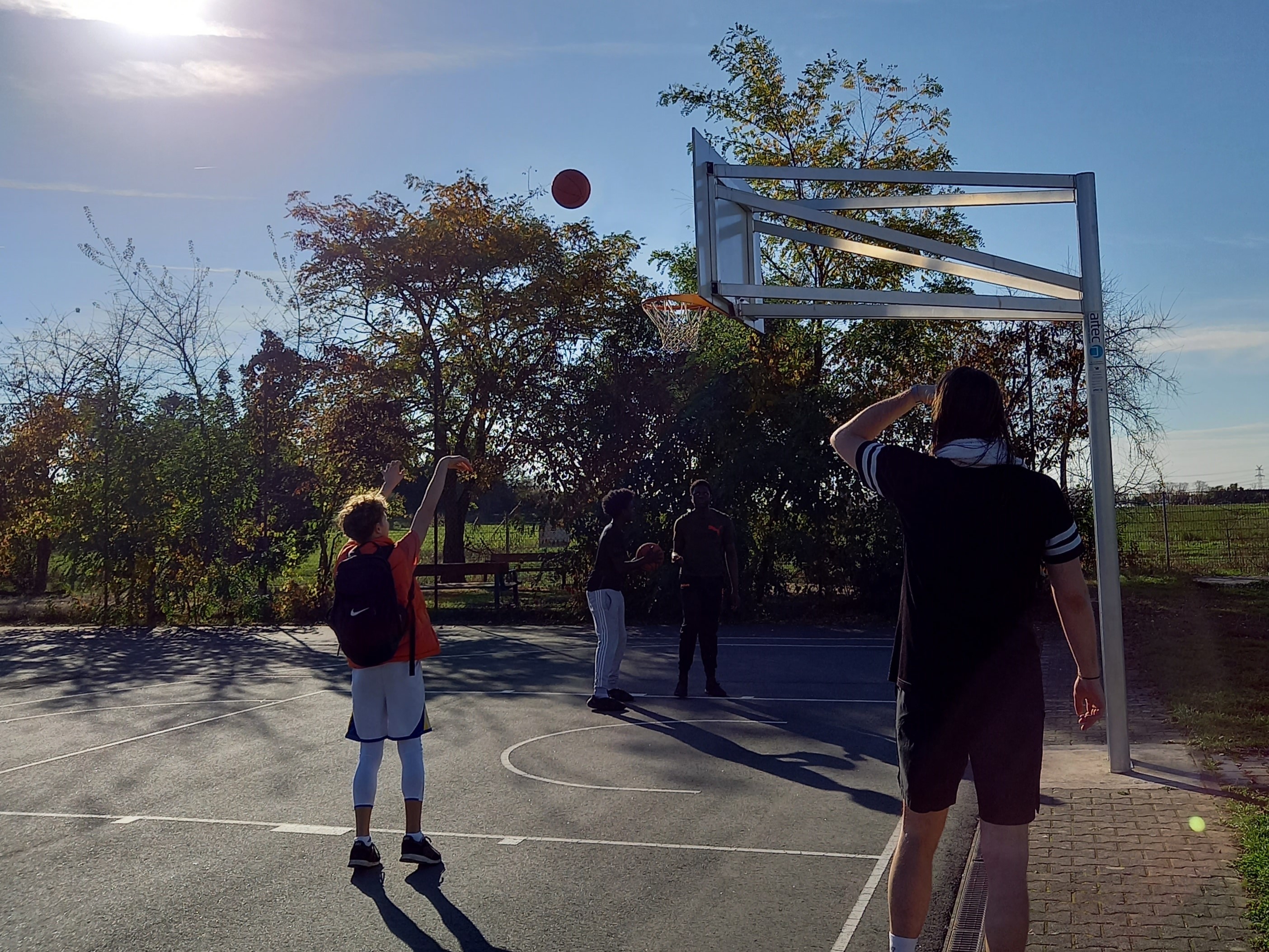 Jugendliche spielen Basketball