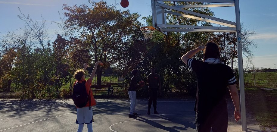 Jugendliche spielen Basketball