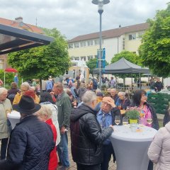 Pfungstädter Naschmarkt Viele Menschen genießen auf dem Markt bei Sonnenschein leckeres Essen und kühle Getränke