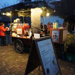 Pfungstädter Naschmarkt Das Coffee-Bike verkauft warme Getränke an die Marktbesucher