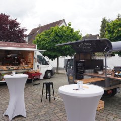 Pfungstädter Naschmarkt Ein Verkaufsstand mit griechischen Köstlichkeiten und ein Stand in Form eines Fahrrades mit leckeren Café-Spezialitäten