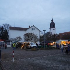 Pfungstädter Naschmarkt Besucher auf dem Markt im Winter in der Abenddämmerung