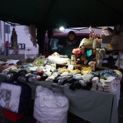 Pfungstädter Naschmarkt Verkaufsstand am Abend mit selbstgestrickten Socken aus Schafswolle