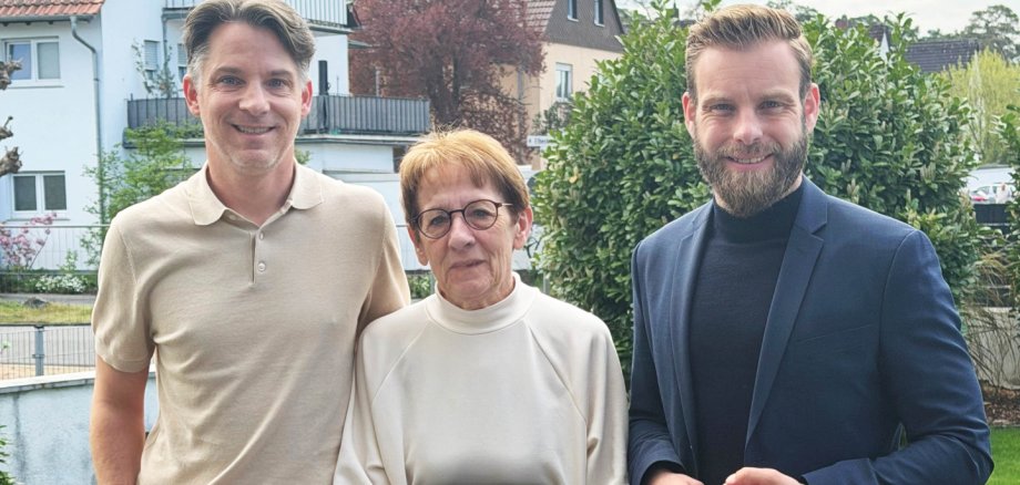 Bundesverdienstorden für Margit Becker-Hillemann Gruppenbild mit zwei Männern und einer Frau