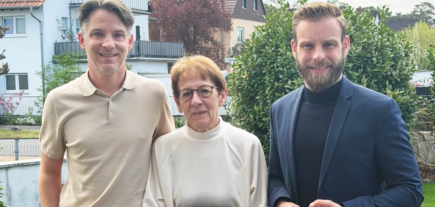 Bundesverdienstorden für Margit Becker-Hillemann Gruppenbild mit zwei Männern und einer Frau