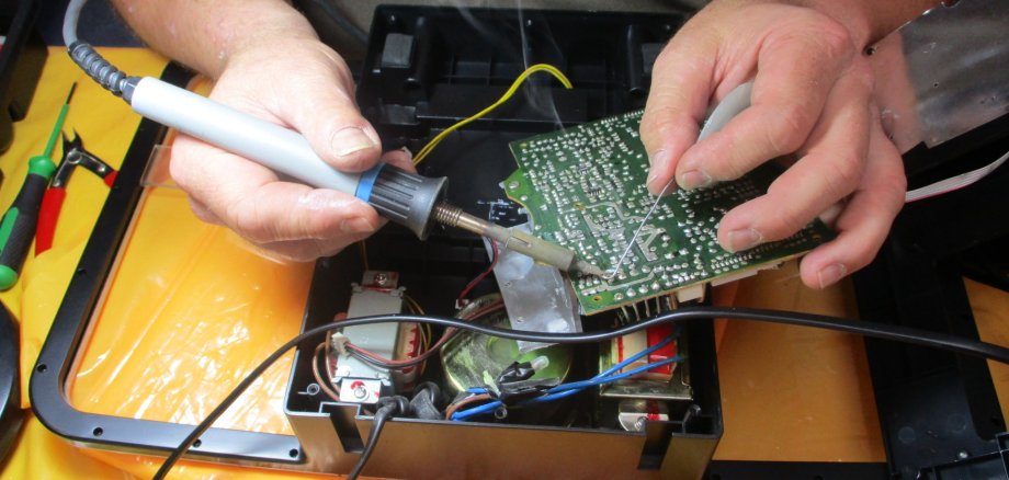 Reparieren im Repair-Café in Pfungstadt-Eschollbrücken-3 Reparatur einer Platine