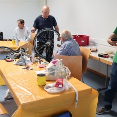 Mehr als die Hälfte der Geräte erfolgreich repariert im Repair-Café Pfungstadt-Eschollbrücken Männer reparieren ein Fahrrad