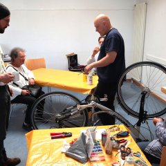 Mehr als die Hälfte der Geräte erfolgreich repariert im Repair-Café Pfungstadt-Eschollbrücken Männer reparieren ein Fahrrad